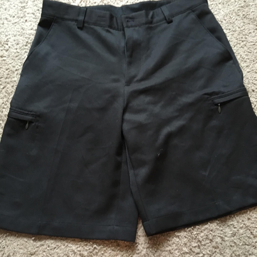 IZOD Men’s Golf SwingFlex Cargo Short, Black